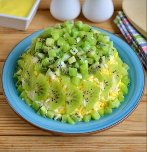 Сытный слоеный салат с курицей и киви для вашего стола