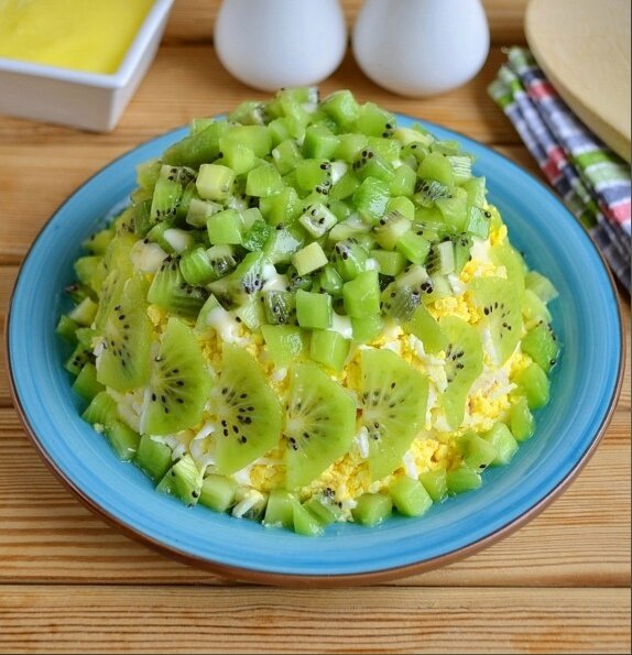 Сытный слоеный салат с курицей и киви для вашего стола