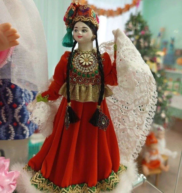 #ВластьНаМестах. Глава Верхнекамского муниципального округа передала в дар местному музею в Кирсе куклу