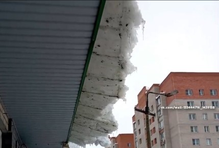 #безопасностьГраждан. После принятия мер прокурорского реагирования управляющие компании и собственники организовали расчистку от снега и наледи более 2 тысяч крыш домов, строений и иных зданий в Кировской области