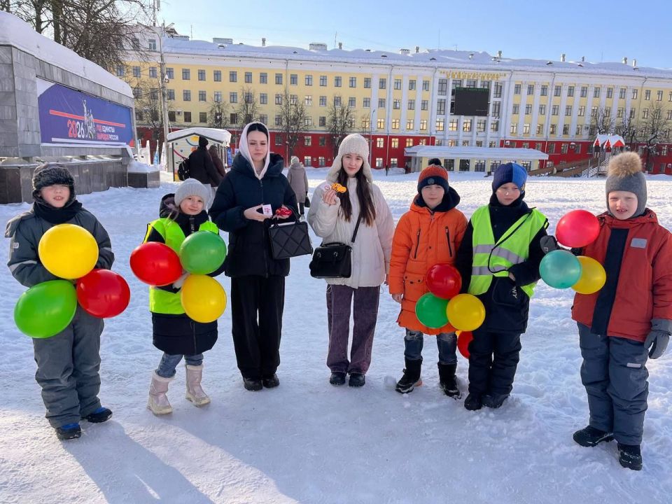 На главной площади областного центра сотрудники Госавтоинспекции г.Кирова и обучающиеся Центра развития творчества "Лабиринт" поздравили женщин- пешеходов с наступающим
