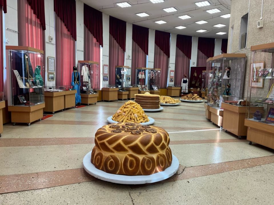 Огромный каравай, чак-чак и перепечи появились в Диораме