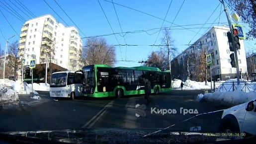 На пересечении Владимирской и Милицейской сегодня утром могло произойти столкновение двух автобусов