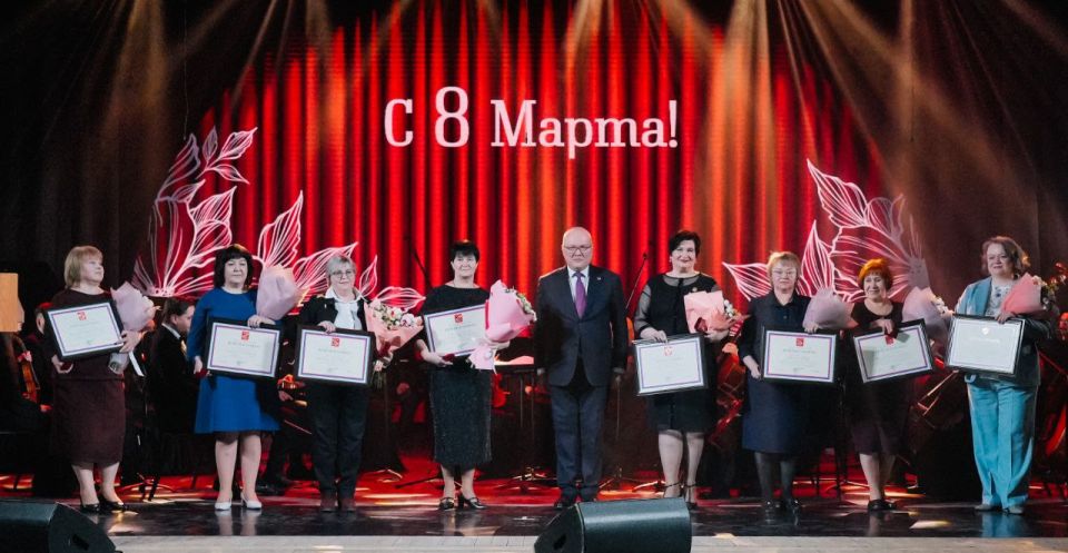Александр Соколов в преддверии 8 марта вручил кировчанкам государственные и региональные награды