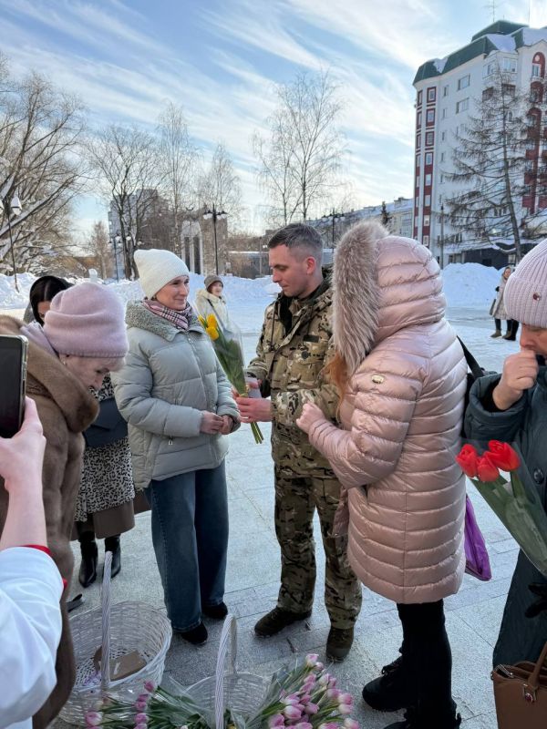 Дарите женщинам цветы.... В честь Международного женского дня «Кировская правда» провела скромную акцию: сотрудники редакции и участник военной спецоперации, руководитель Центра развития беспилотных систем, участник СВО...