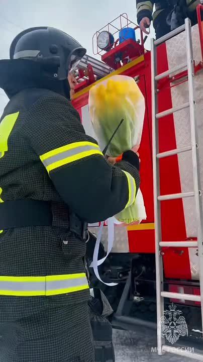 Из Чепецка с любовью!. Сотрудники 12-й пожарно-спасательной части поздравляют всех женщин с 8 Марта Roy Orbison -Oh, Pretty Woman Подписывайся на МЧС Кировской области в MAX | ВК Подписывайся на МЧС России в MAX | ВК