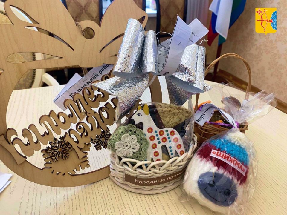 Центр развития туризма Кировской области передал в Музейно-выставочный центр «Диорама» коллекцию игрушек, которыми украшали елки на недавнем фестивале на Прогулочной Спасской