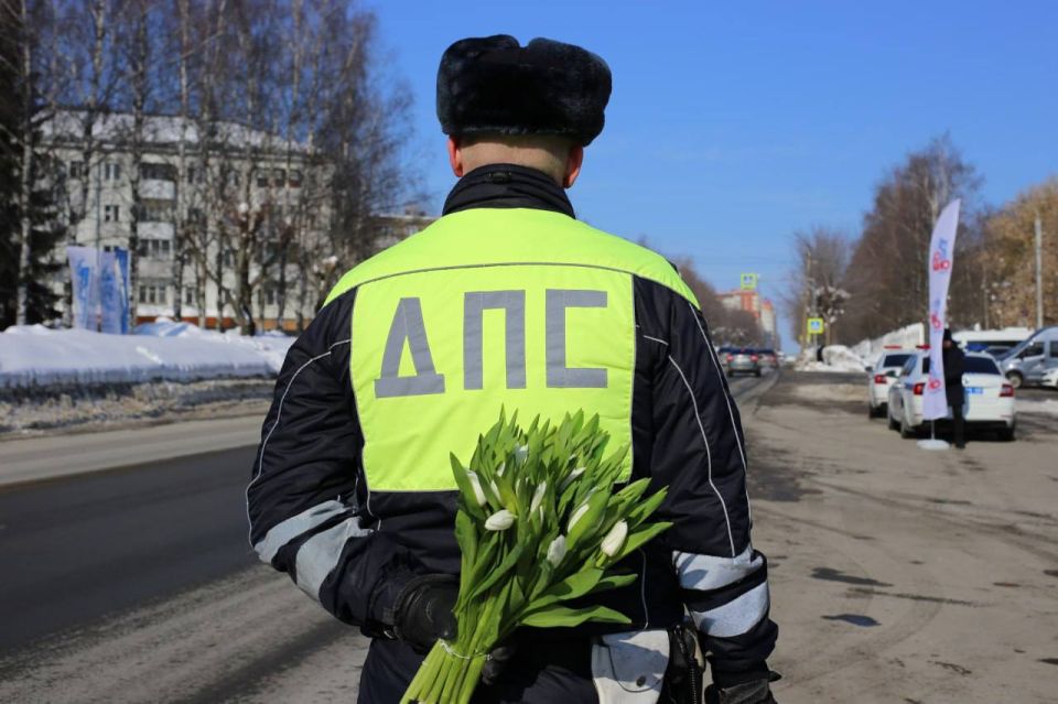 На улицы Кирова в 8 Марта вышел «Праздничный патруль»