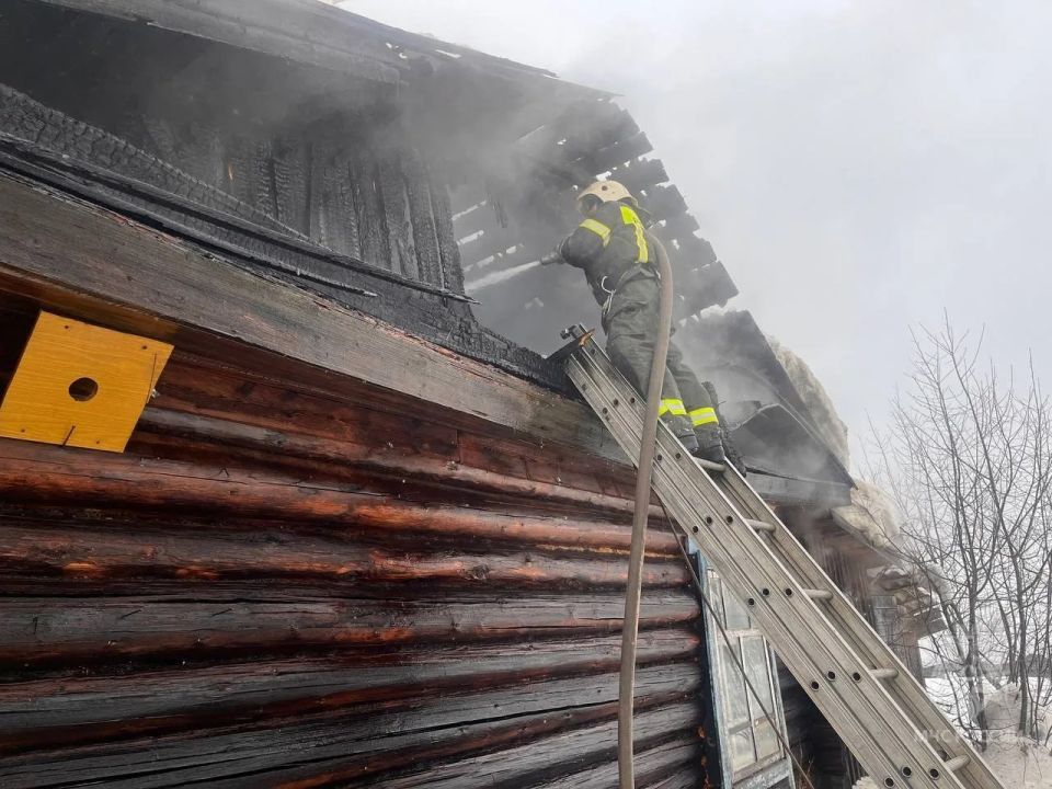 Трехквартирный деревянный дом загорелся сегодня утром в д. Кувакуш Афанасьевского округа