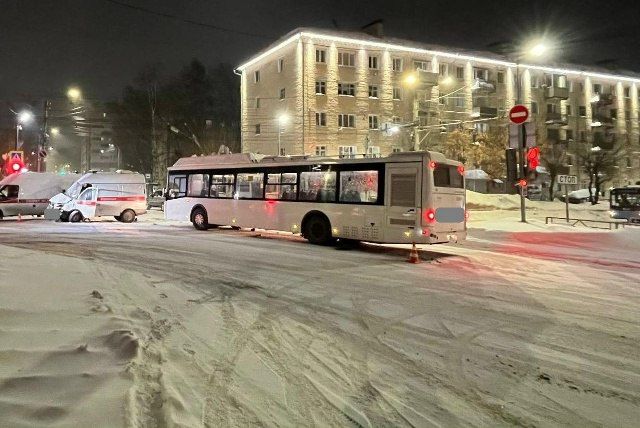 В ДТП со скорой и автобусом в Кирове пострадали четыре человека
