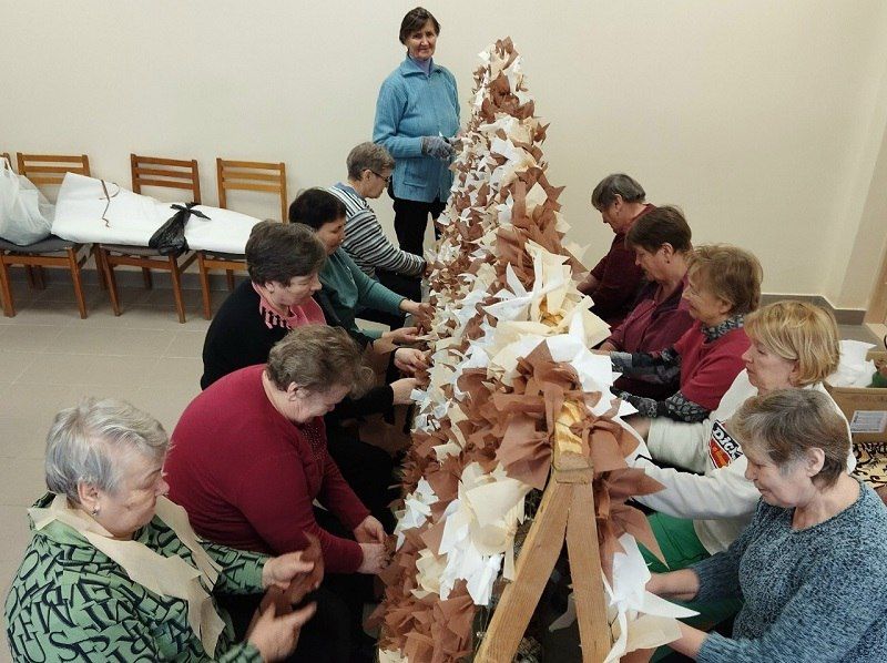 Белохолуницкие волонтёры сделали за месяц 83 маскировочные сети