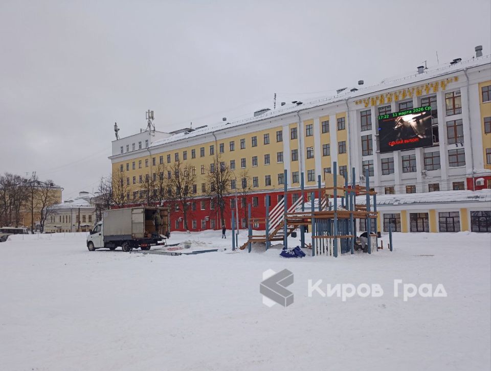 Горки разбирают на Театральной площади