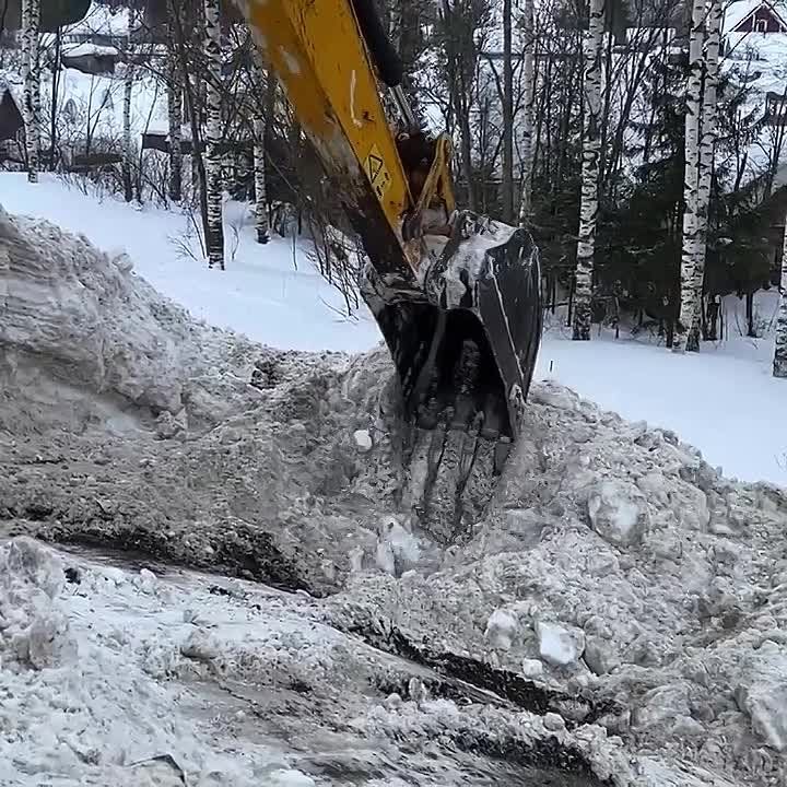 Дорожные службы Кировской области убирают снежные валы на Южном обходе Кирова