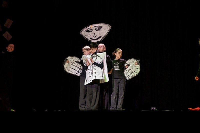 Гастроли кировского театра-студии «Стрелка» прошли в рамках общественного проекта фестиваля любительских театров «Театральное Приволжье», проводимого по инициативе полпреда президента в ПФО Игоря Комарова