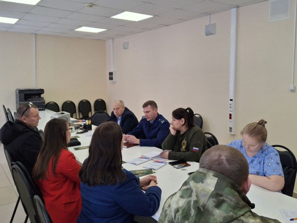 На днях прокурор Нововятского района города Кирова Максим Кассин провел прием граждан на площадке территориального управления администрации областного центра