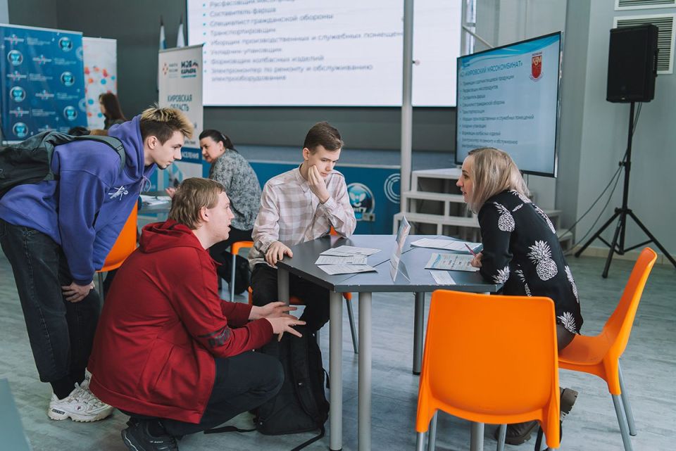 В Кировской области стартовала ежегодная кампания по временному трудоустройству несовершеннолетних граждан в свободное от учебы время