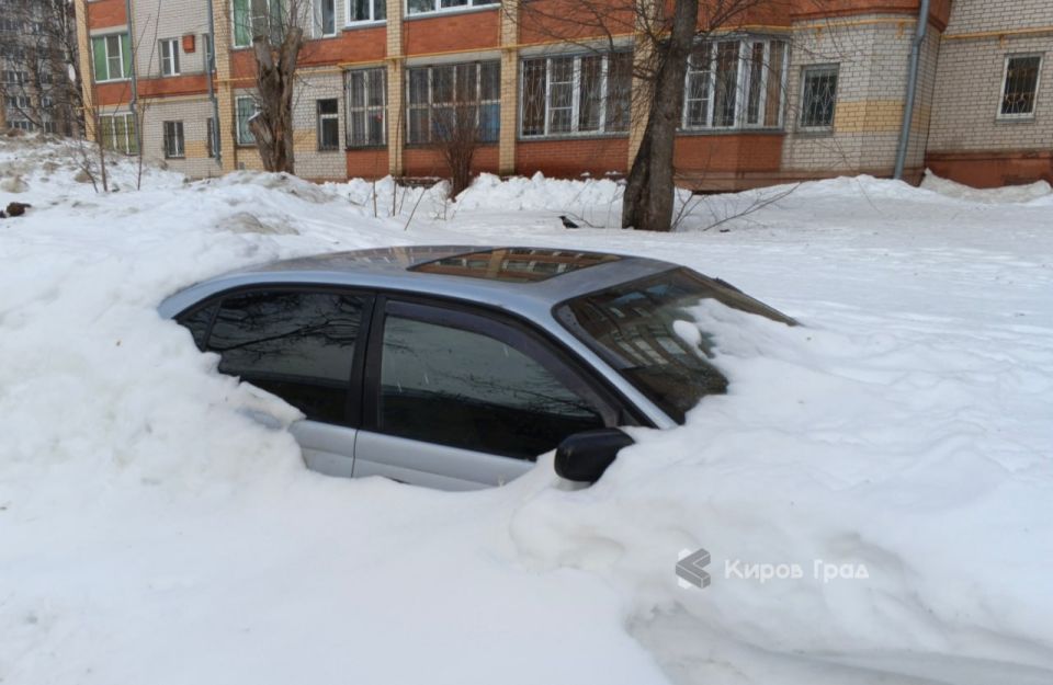 Потеплело. В Кирове из-под снега начали проклевываться первые автомобили Плохо грузятся фото - смотрите их в нашем канале в МАХ