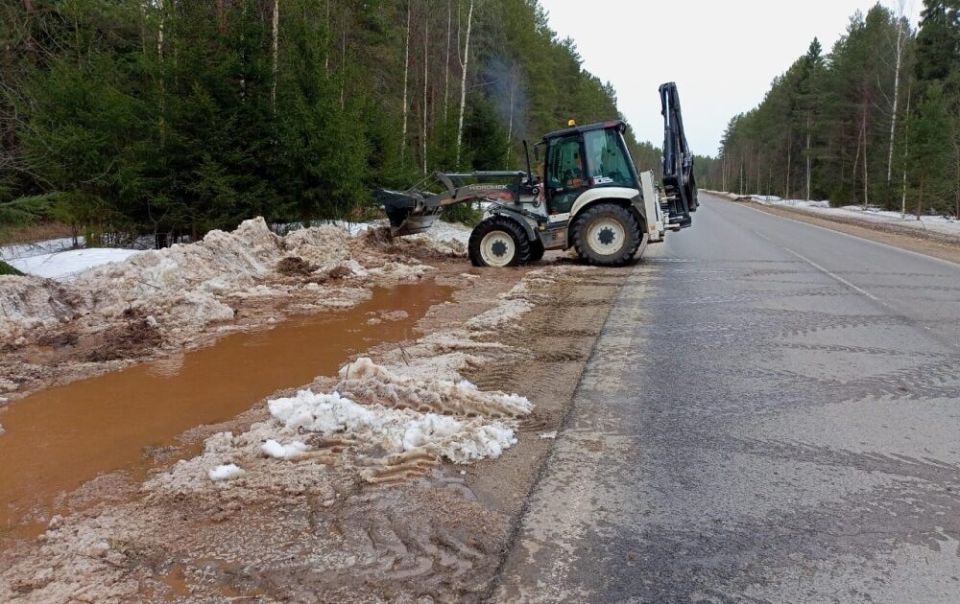 В Кировской области идет подготовка дорог к весеннему паводку