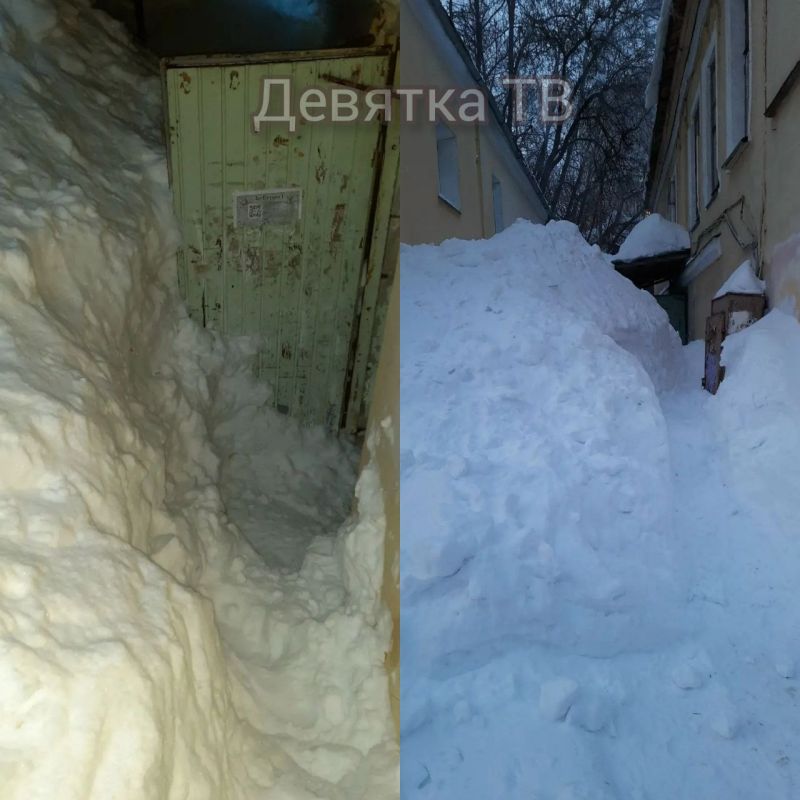 Две недели сбросили снег с крыши дома на улице Спасской, 37. Сугробы до сих пор остаются неубранными рядом с домом