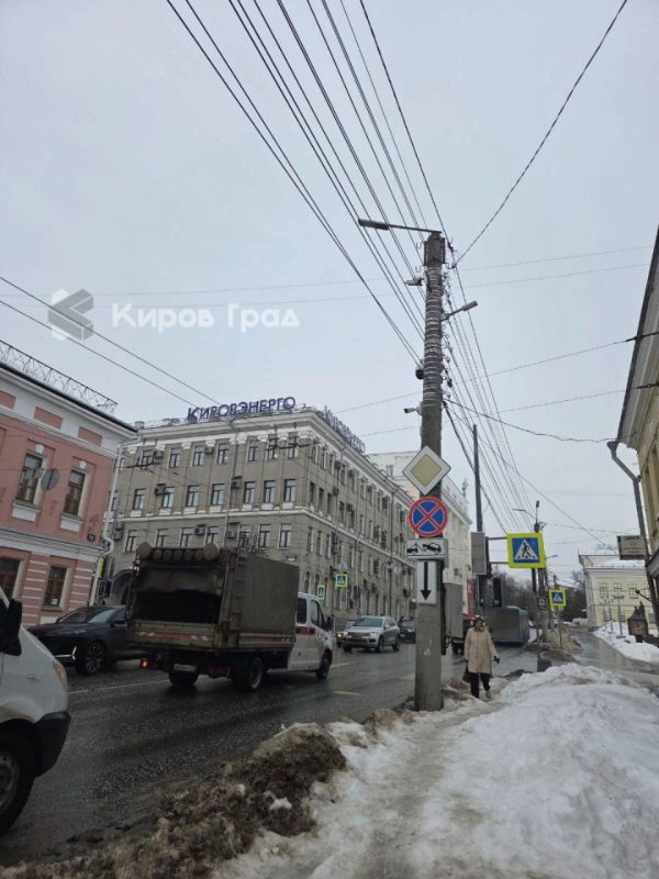 Светофор на перекрестке Владимирской и Спасской в Кирове не работает