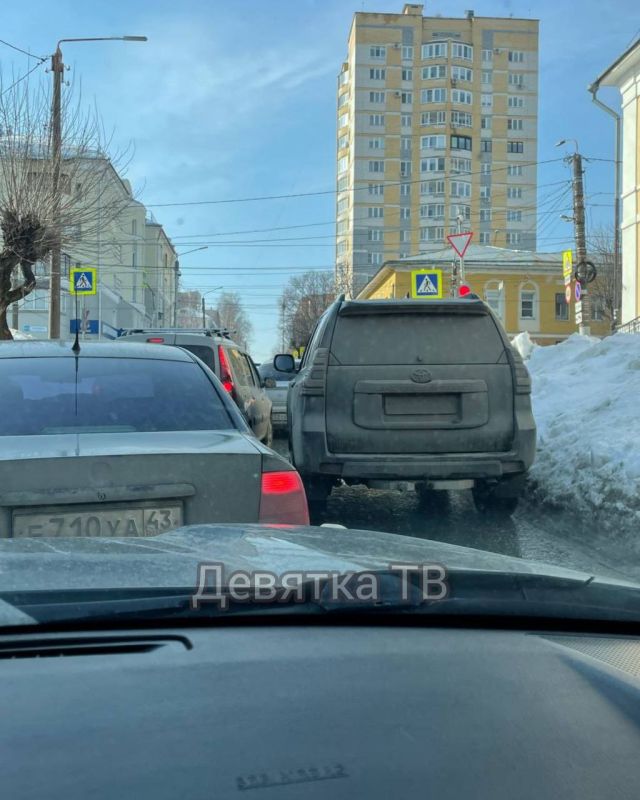 Припаркованные машины мешают проезду на улице Труда, сообщает наш подписчик