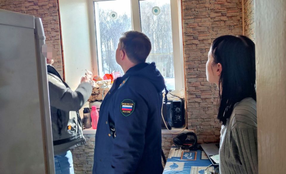 #наКонтролеПрокуратуры. Представитель прокуратуры Кировской области встретился с жителями Яранска, чье имущество пострадало в результате обрушения элементов фасада и крыши многоквартирного дома