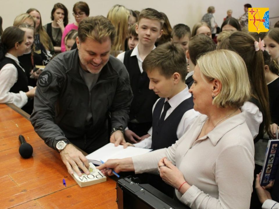 Известный писатель Олег Рой встретился с лицеистами Кирово-Чепецка в рамках проекта «Чтецкие программы», реализуемого Российским обществом «Знание»