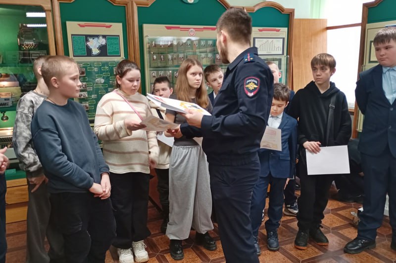 Сотрудники транспортной полиции Ульяновска провели профилактический урок в Ульяновском филиале Музея Банка России