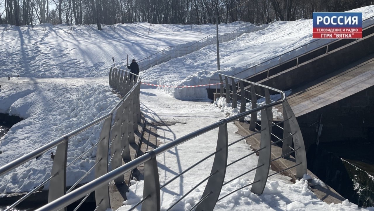 В парке им.Кирова областного центра "снежная лавина" сломала часть металлического ограждения мостика через водосток