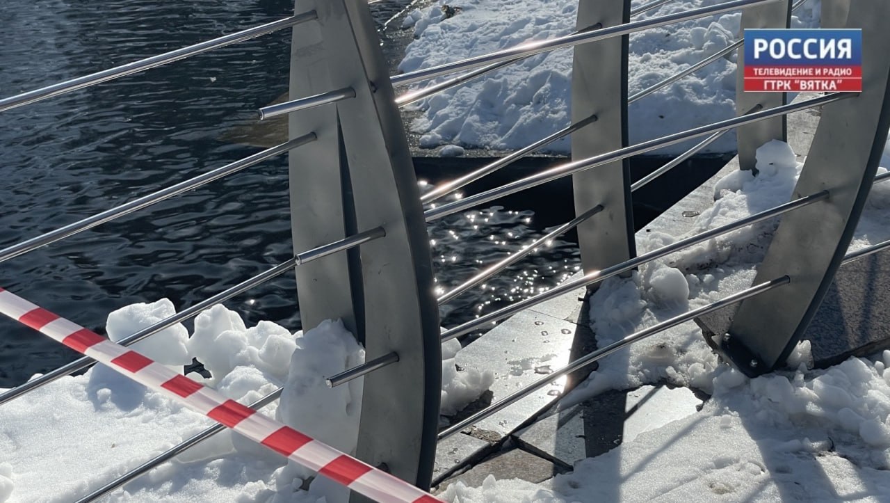 В парке им.Кирова областного центра "снежная лавина" сломала часть металлического ограждения мостика через водосток В парке им.Кирова областного центра "снежная лавина" сломала часть металлического ограждения мостика через водосток