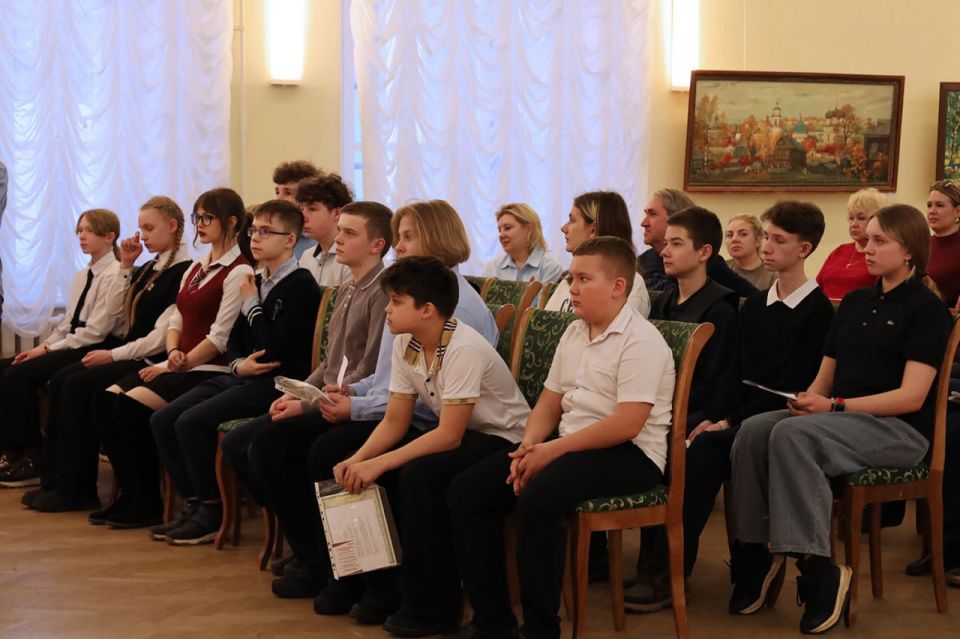 В Кирове в рамках Всероссийской акции «Мы – граждане России» в библиотеке имени А.И. Герцена состоялось торжественное мероприятие, в ходе которого 27 юным жителям областного центра были вручены первые паспорта