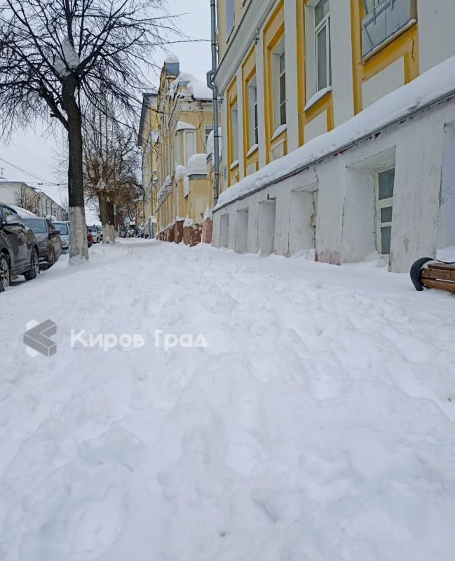 Снег с крыши - на тротуар. Управляющие компании Кирова продолжают «экономить»