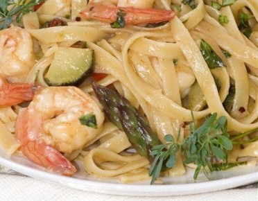 Совершенный салат с креветками и запечёнными овощами