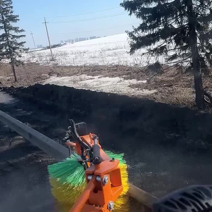 В Кировской области моют ограждения на дорогах