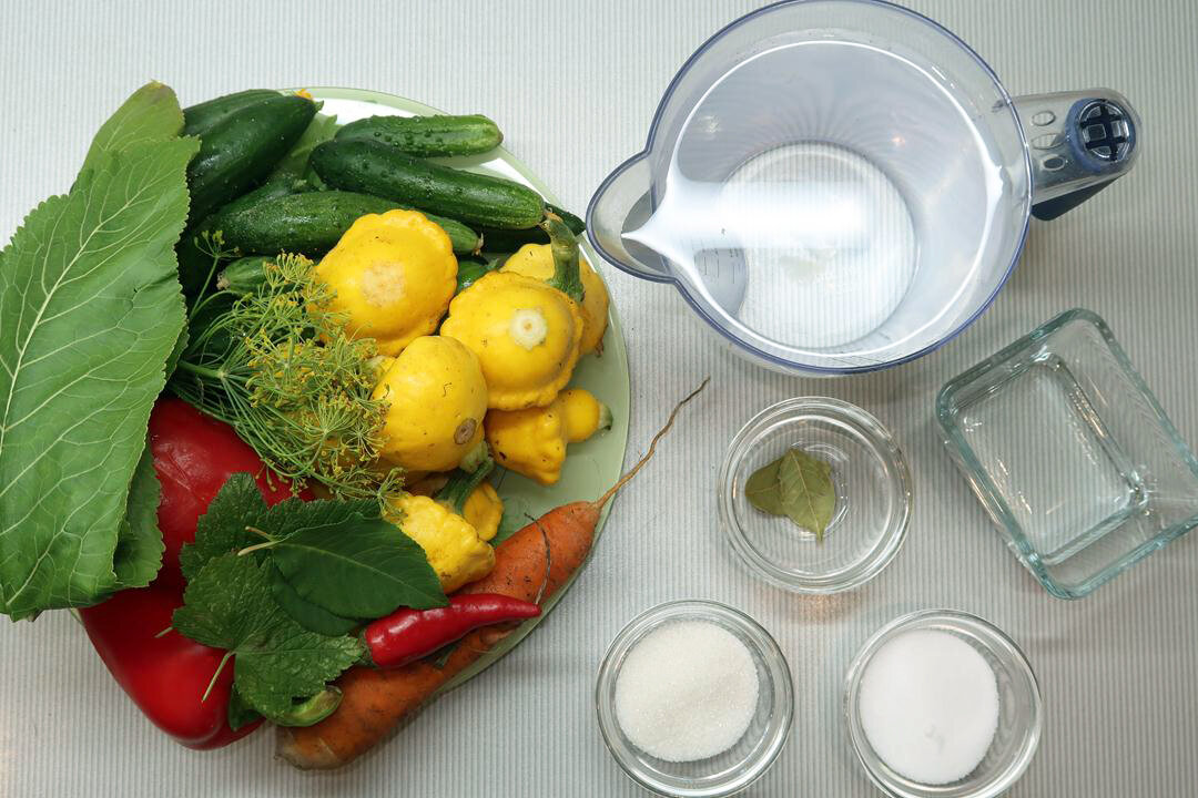 Заготовки на зиму: маринованные патиссоны с огурцами и болгарским перцем