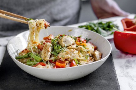 Яркий салат с индейкой и фунчозой: оригинальный взгляд на любимое блюдо