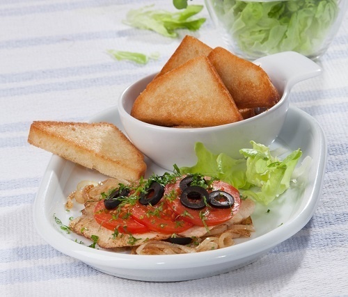 Жареная рыба с томатами: греческий ужин всего за 50 минут