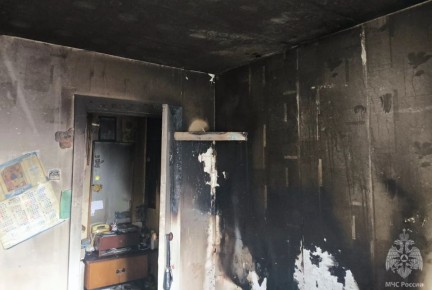 Из-за горящих свечей произошел пожар в квартире