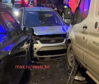 ДТП во дворах жилых домах в районе перекрёстка улиц Чапаева и Воровского в Кирове сегодня вечером