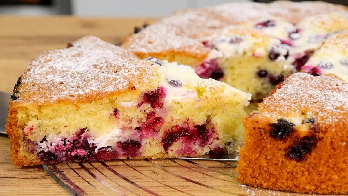 Летний пирог с черной смородиной: простота в каждом укусе