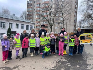 Автоинспекторы г.Кирова организовали для дошкольников профилактическую акцию «Шагающий автобус»