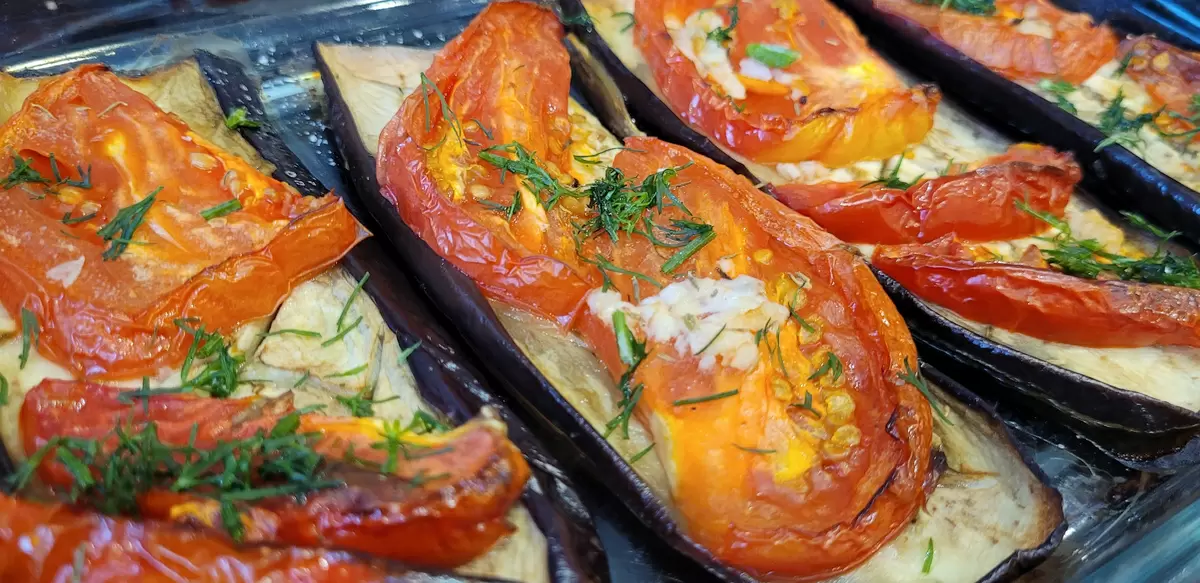 Баклажаны и помидоры: простое блюдо для гастрономических экспериментов