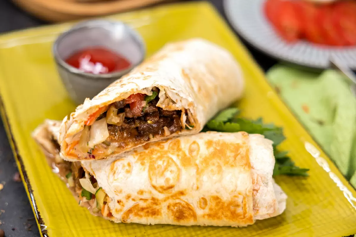 Создайте идеальную домашнюю шаурму: от соуса до хрустящего лаваша