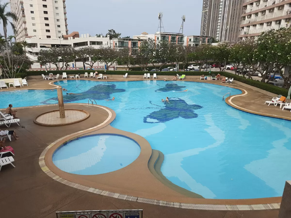 Солнечные будни в Паттайе: щи в сковородке и пляжный футбол