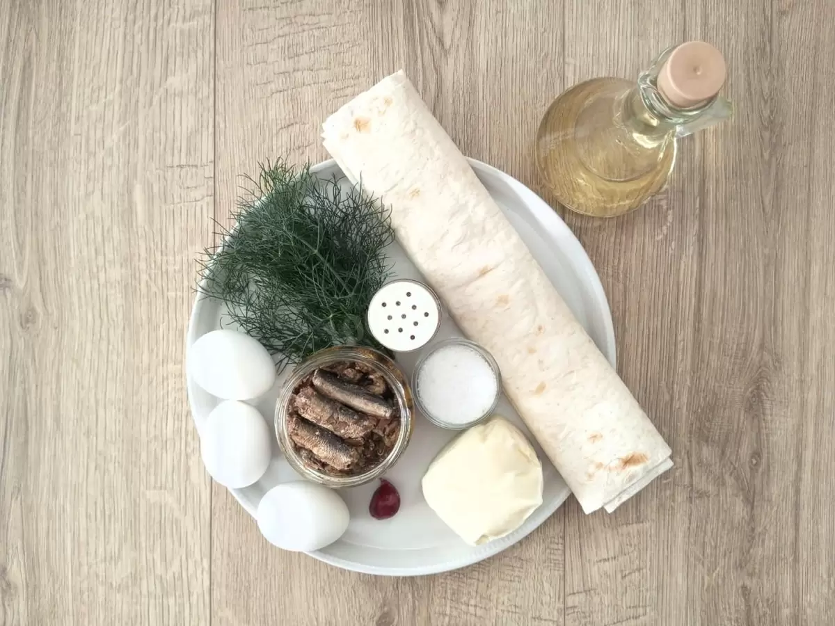 Очарование закуски: жареные лавашные конвертики с сыром и шпротами