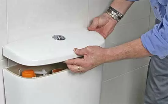 Незаметный враг: почему стоит уделить внимание очистке бачка унитаза