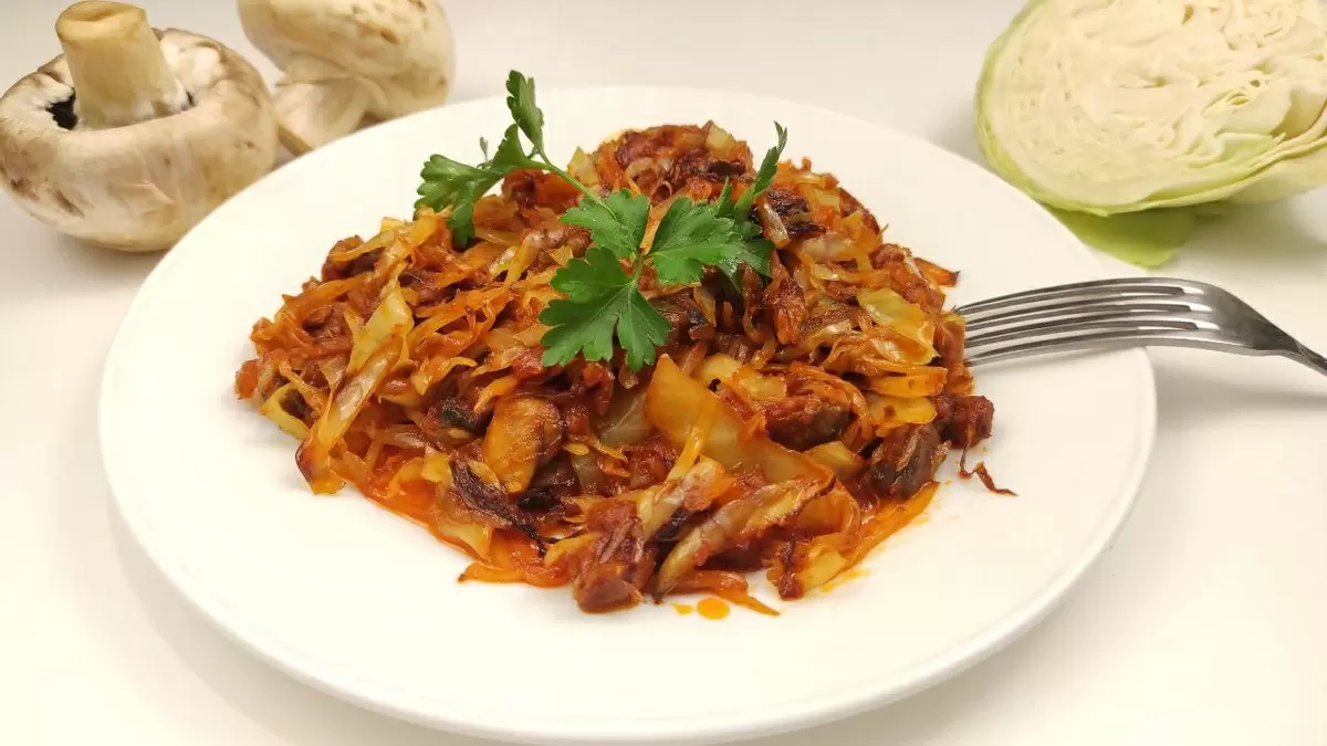 Неотразимая тушеная капуста с грибами, которая подойдёт каждому