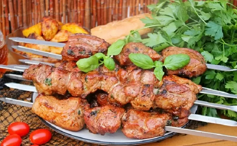 Армянский шашлык: как вино и базилик творят кулинарное волшебство на вашем столе