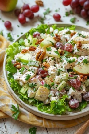 Удивительные сочетания: легкий салат с курицей, виноградом и орехами завоевывает сердца гурманов