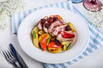 Утиная грудка в вишнёвом соусе: неповторимое сочетание вкусов на вашем столе